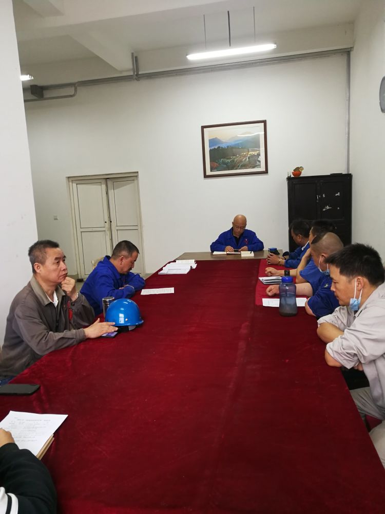 機(jī)加裝配黨支部召開(kāi)全體黨員大會(huì)，組織主題教育學(xué)習(xí)。